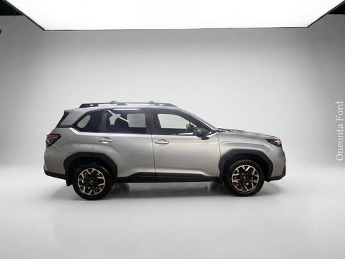 Used 2025 Subaru Forester Premium AWD/4WD image 2