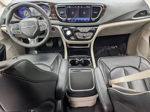 Used 2023 Chrysler Pacifica Limited image 16