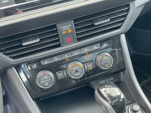 Certified 2023 Volkswagen Jetta SE w/ Panoramic Sunroof Package FWD image 19