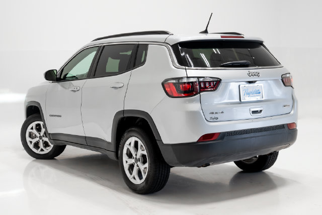 Used 2025 Jeep Compass Latitude w/ Sun & Sound Group AWD/4WD image 34