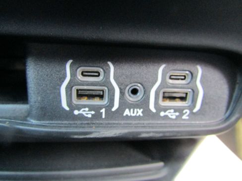 Used 2025 Chrysler Pacifica Select image 17
