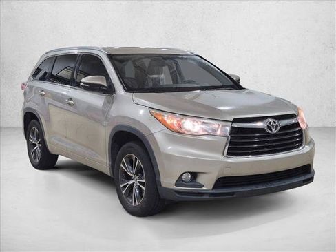 Used 2016 Toyota Highlander XLE FWD image 3