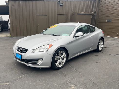 Used 2011 Hyundai Genesis 3.8 image 2