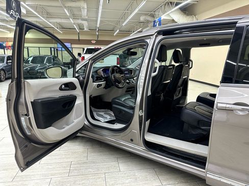 Used 2018 Chrysler Pacifica Touring-L Plus image 13