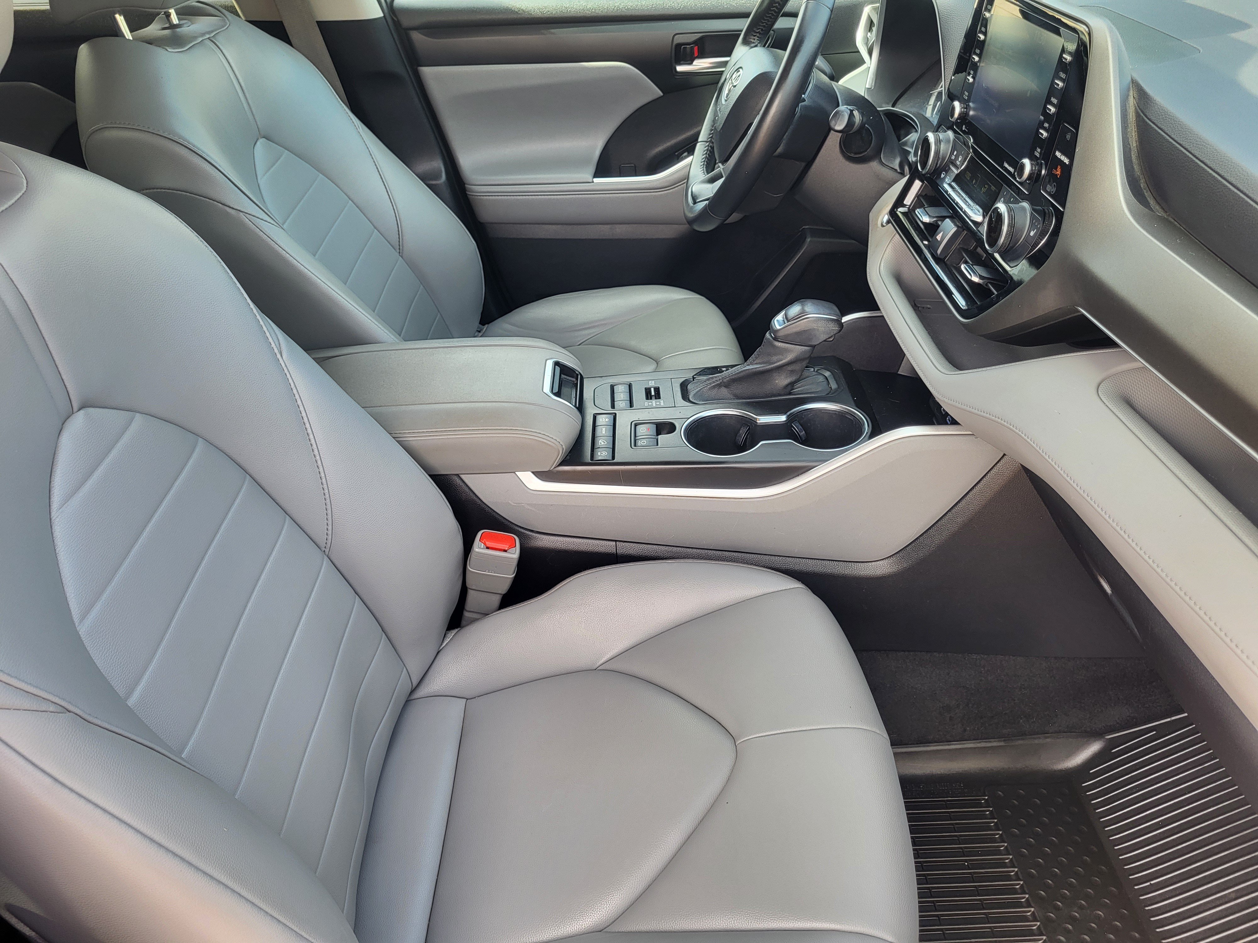 Used 2022 Toyota Highlander XLE AWD/4WD image 11
