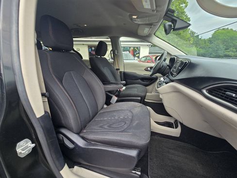 Used 2017 Chrysler Pacifica LX FWD image 45