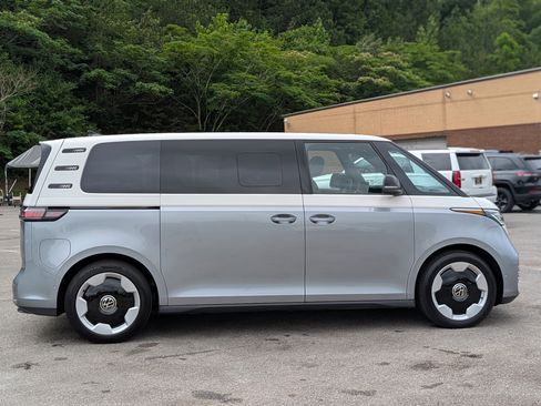 Used 2025 Volkswagen ID. Buzz Pro S Plus RWD image 10