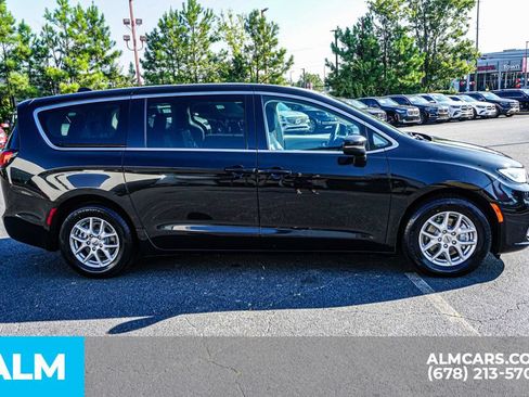 Used 2023 Chrysler Pacifica Touring-L FWD image 8