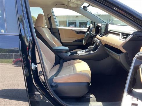 Used 2020 Toyota RAV4 LE FWD image 18