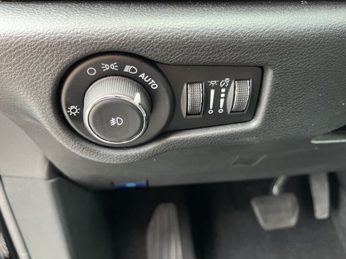 Used 2025 Chrysler Pacifica Select FWD image 17