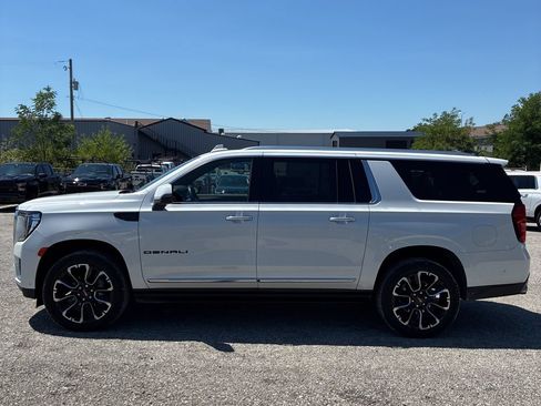 Used 2023 GMC Yukon XL Denali w/ Denali Reserve Package AWD/4WD image 5