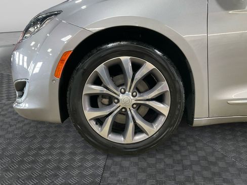 Used 2020 Chrysler Pacifica Limited image 14