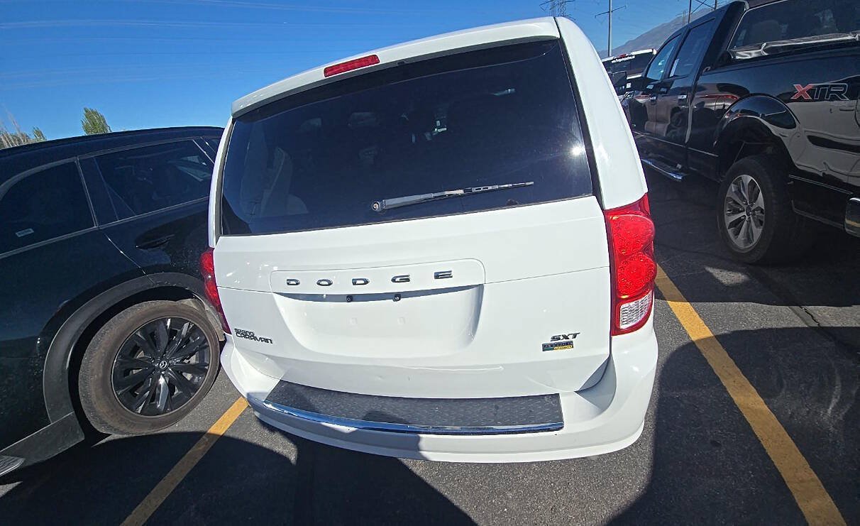 Used 2016 Dodge Grand Caravan SXT FWD image 3