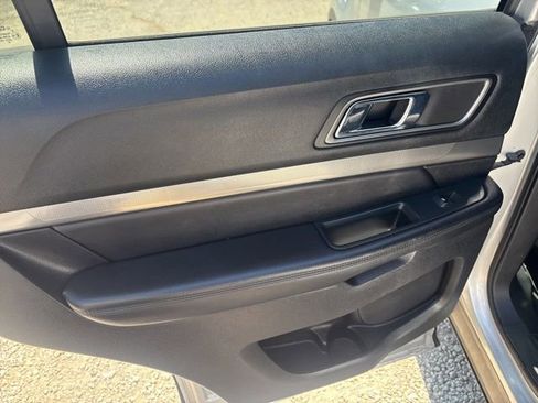 Used 2018 Ford Explorer XLT w/ Equipment Group 201A FWD image 19