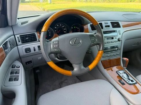 Used 2005 Lexus ES 330 w/ Preferred Accessory Pkg FWD image 12