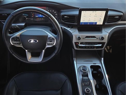 Used 2022 Ford Explorer XLT w/ Equipment Group 202A image 10