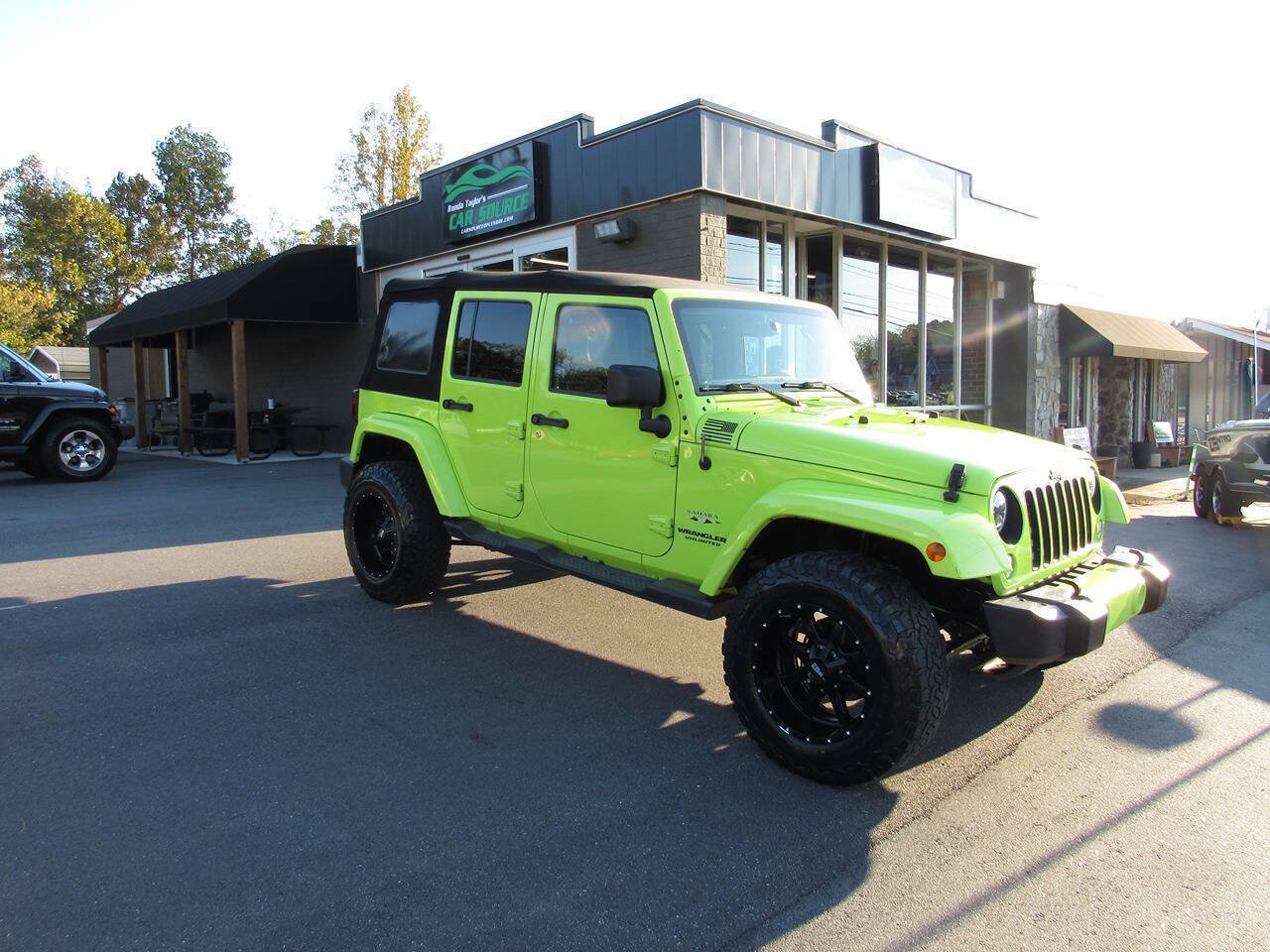 Used 2016 Jeep Wrangler Unlimited Sahara w/ Max Tow Package AWD/4WD image 2