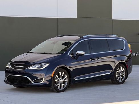 Used 2019 Chrysler Pacifica Limited w/ Tire & Wheel Group FWD image 1