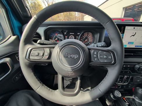 Used 2025 Jeep Wrangler Sport image 17