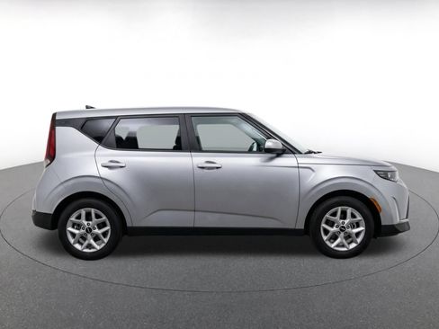 Used 2025 Kia Soul LX w/ LX Technology Package FWD image 10