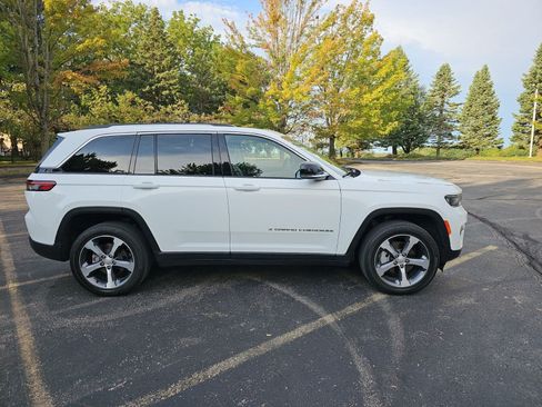 Used 2023 Jeep Grand Cherokee Limited AWD/4WD image 7