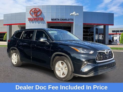 Used 2023 Toyota Highlander LE FWD image 1