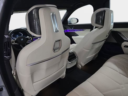 Used 2025 BMW 760i xDrive 760i xDrive w/ Premium Package image 16