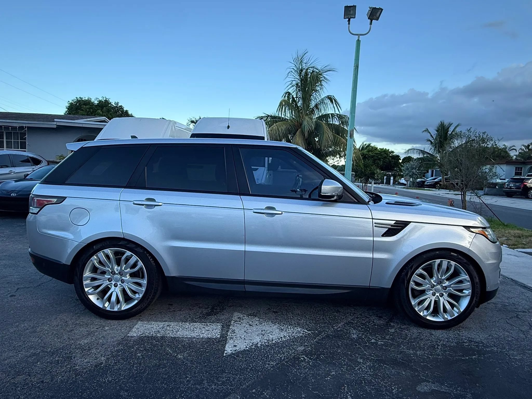 Used 2016 Land Rover Range Rover Sport SE AWD/4WD image 6