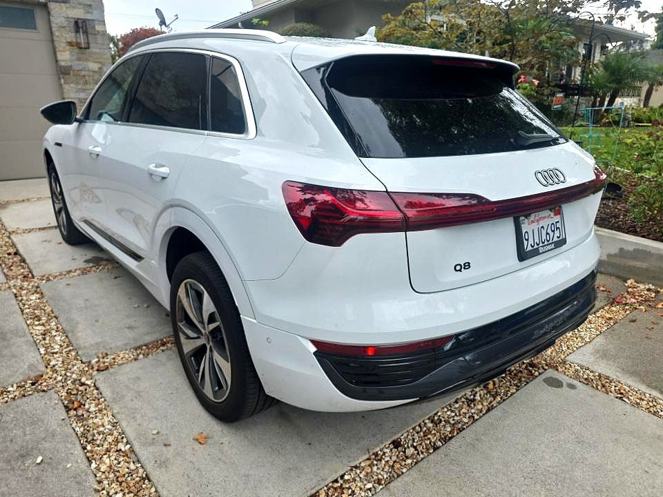 Used 2024 Audi Q8 e-tron Premium Plus AWD/4WD image 4