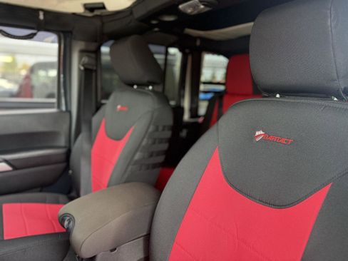 Used 2016 Jeep Wrangler Unlimited Rubicon image 9