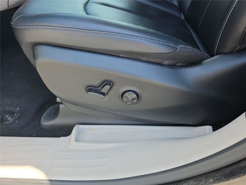 Used 2024 Chrysler Pacifica Limited FWD image 17