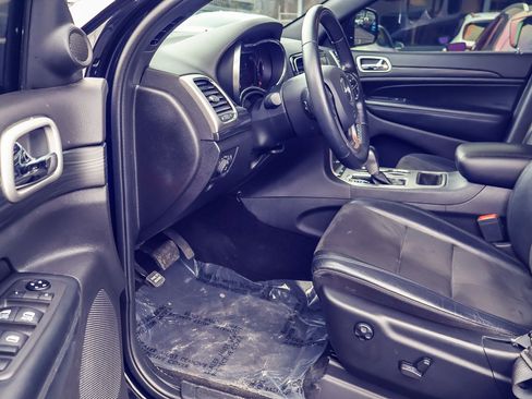 Used 2021 Jeep Grand Cherokee Laredo X image 2