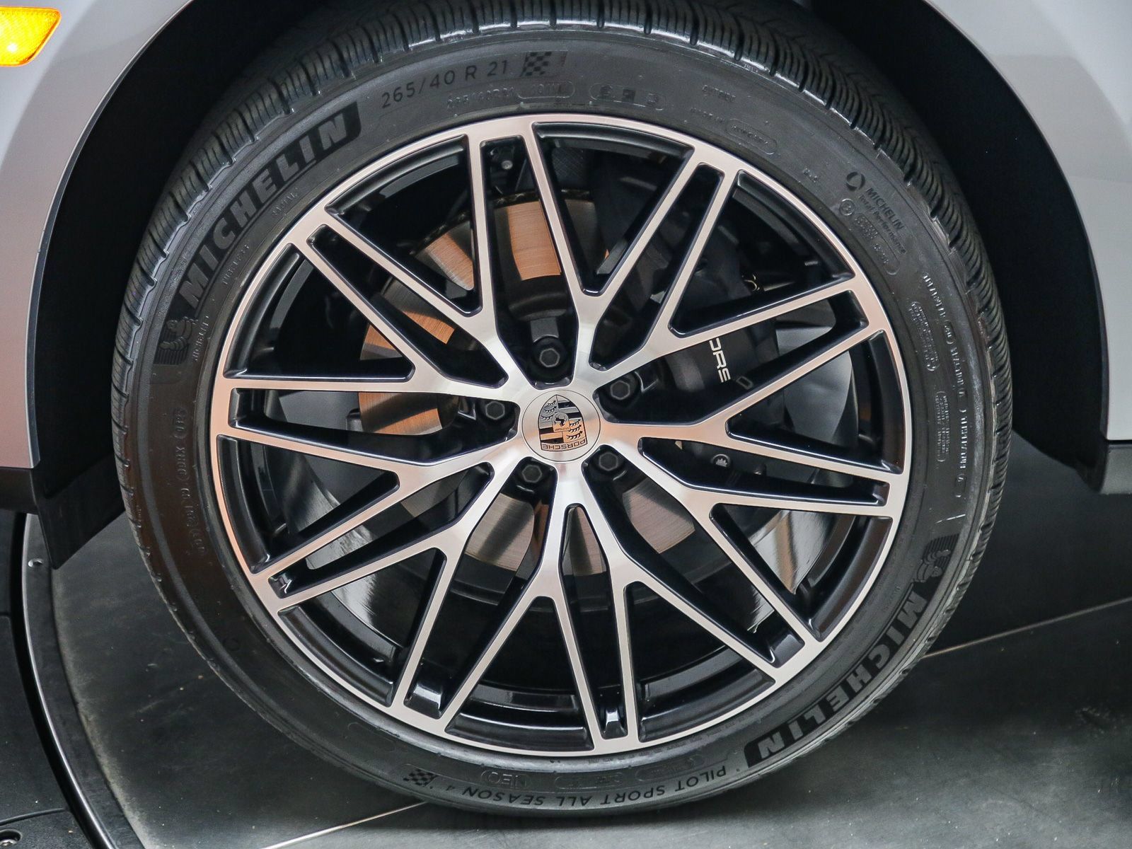 Certified 2025 Porsche Macan AWD/4WD image 13