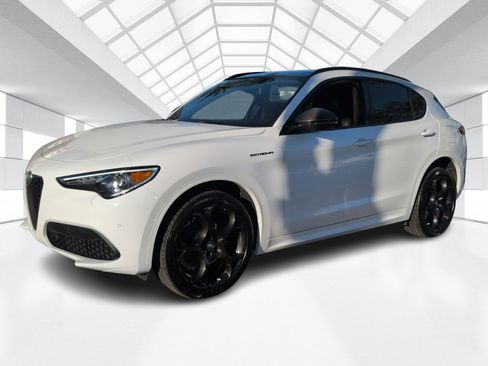 Used 2023 Alfa Romeo Stelvio Estrema image 3