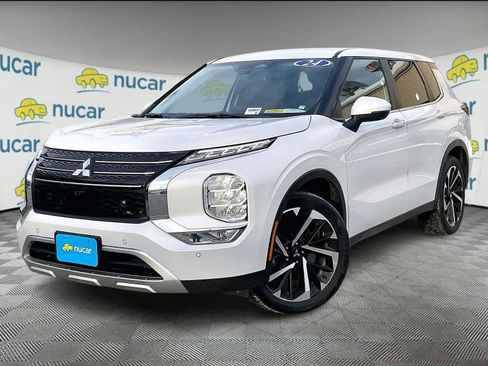 Used 2024 Mitsubishi Outlander SE image 3