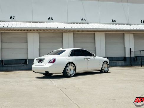 Used 2022 Rolls-Royce Ghost w/ Ghost Package image 20