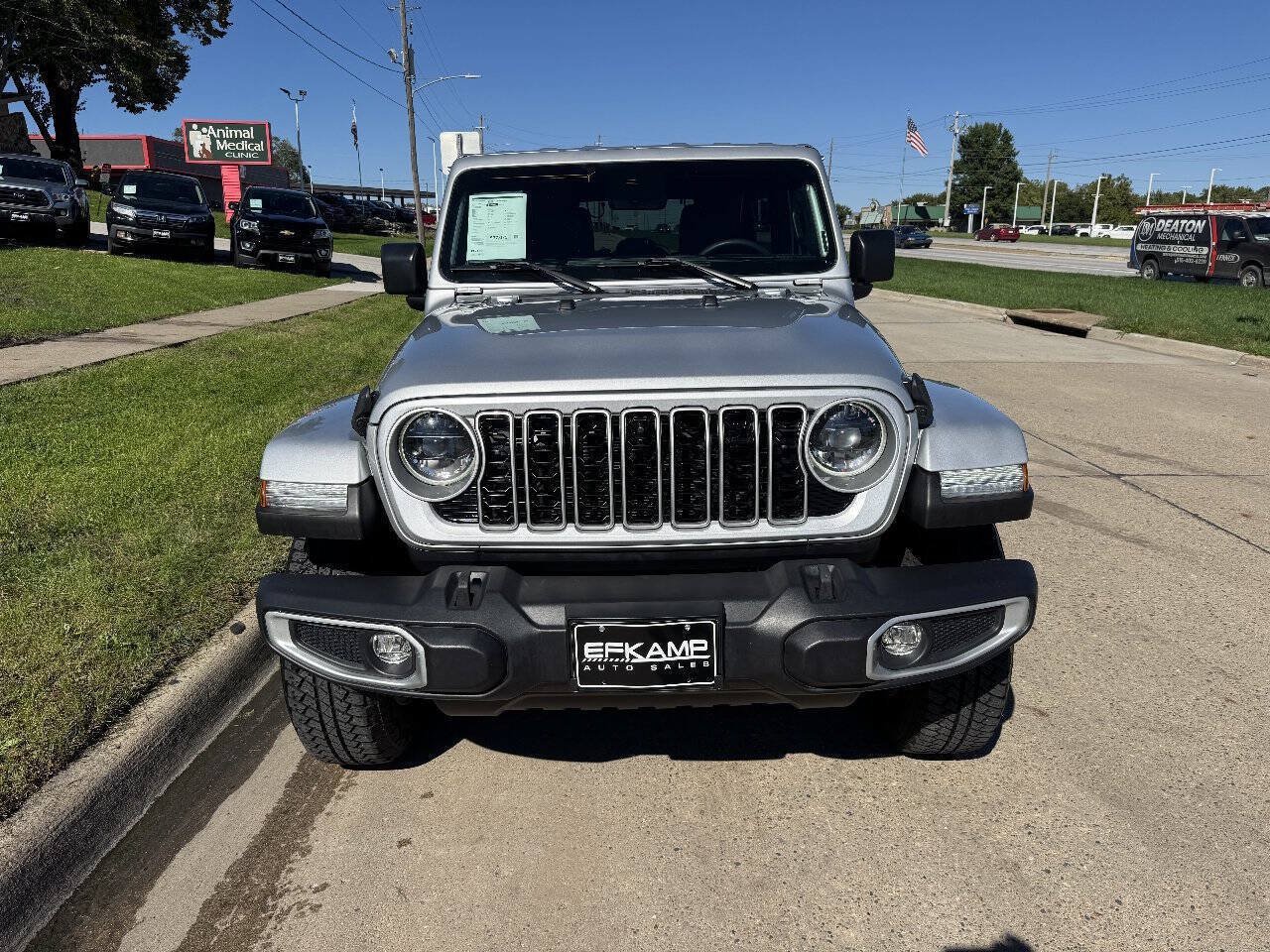 Used 2024 Jeep Wrangler Unlimited Sahara w/ Technology Group AWD/4WD image 8