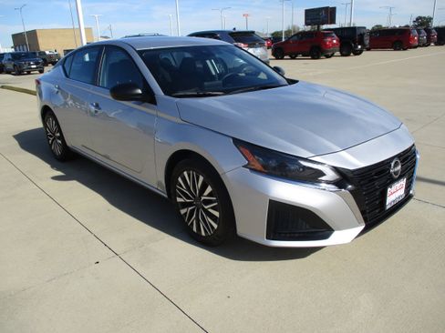 Used 2024 Nissan Altima 2.5 SV image 8
