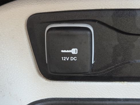 Used 2024 Chrysler Pacifica Touring-L FWD image 7