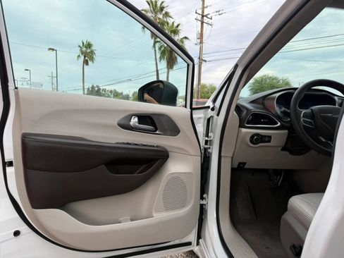 Used 2017 Chrysler Pacifica Touring FWD image 35