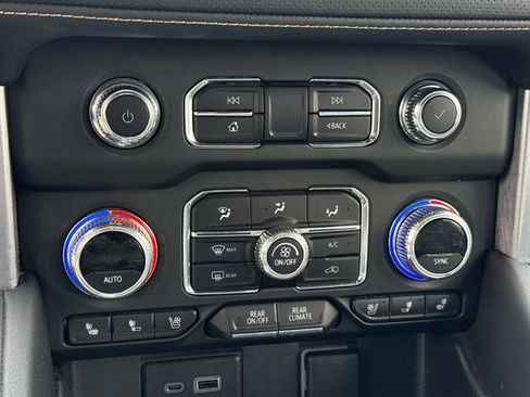 Used 2022 GMC Yukon XL SLT w/ SLT Luxury Package image 24