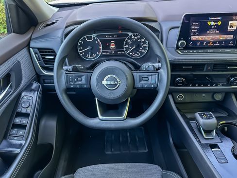 Used 2023 Nissan Rogue SV image 39