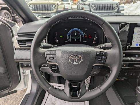 Used 2025 Toyota Camry SE image 20