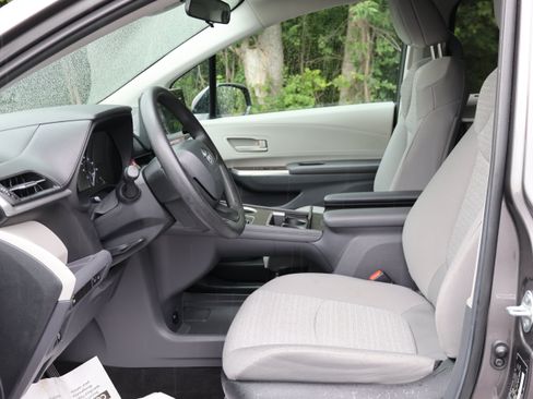 Used 2024 Toyota Sienna LE AWD/4WD image 30