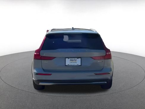 Used 2025 Volvo V60 B5 Cross Country Plus image 11