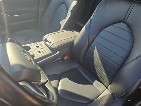 Used 2023 Toyota Highlander XLE image 16