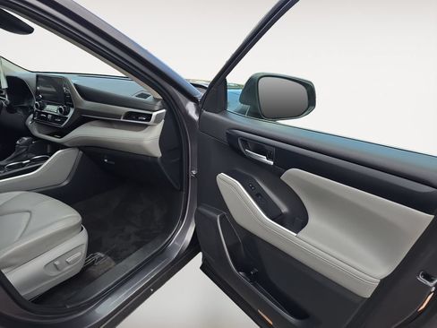 Used 2023 Toyota Highlander XLE AWD/4WD image 9