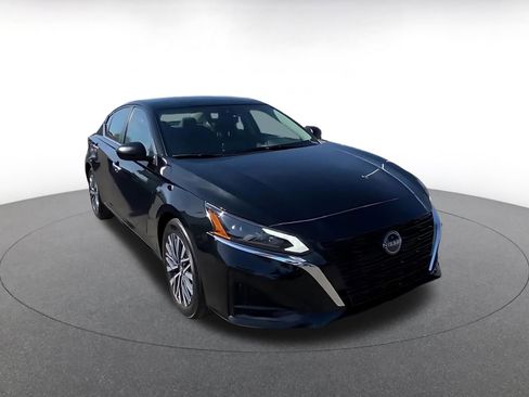 Used 2025 Nissan Altima 2.5 SV image 3