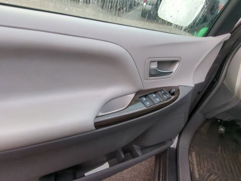 Used 2017 Toyota Sienna XLE w/ XLE Navigation Package FWD image 8