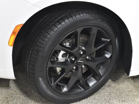 Certified 2025 Chrysler Pacifica Limited image 11